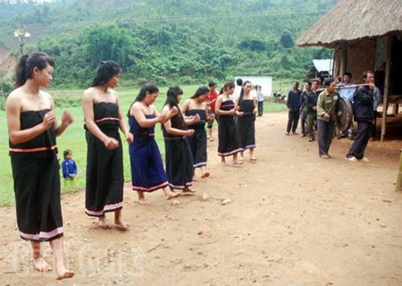 The Gie Trieng live in the Vietnam-Laos border area  - ảnh 1